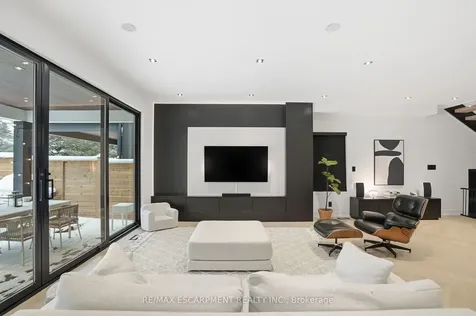 20B Broadview Avenue Mississauga ON L5H 2S8