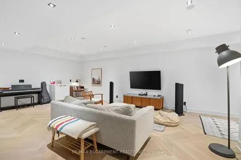 20B Broadview Avenue Mississauga ON L5H 2S8