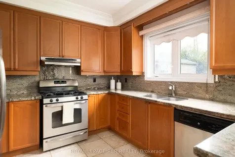 32 Dokkum Crescent Brampton ON L6Z 0E2