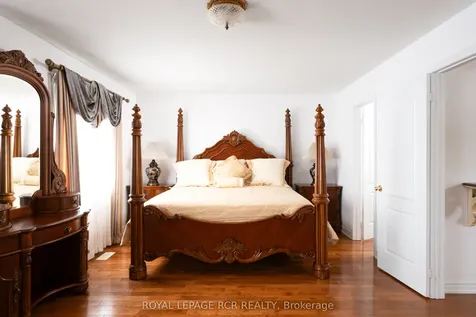 32 Dokkum Crescent Brampton ON L6Z 0E2