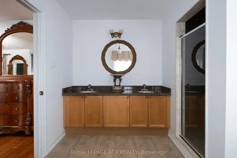 32 Dokkum Crescent Brampton ON L6Z 0E2