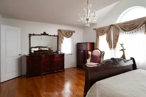 32 Dokkum Crescent Brampton ON L6Z 0E2