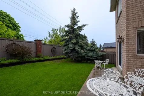 32 Dokkum Crescent Brampton ON L6Z 0E2