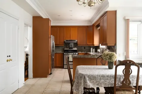 32 Dokkum Crescent Brampton ON L6Z 0E2