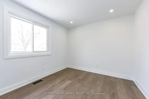 4 Hardcastle Court Brampton ON L6S 2A9