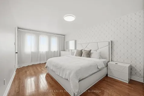 951 White Clover Way Mississauga ON L5V 1E7