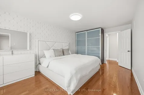 951 White Clover Way Mississauga ON L5V 1E7