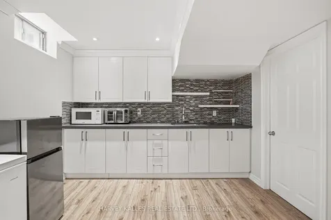 951 White Clover Way Mississauga ON L5V 1E7
