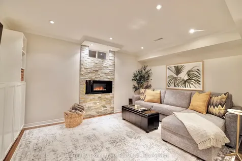 2009 Erika Court Oakville ON L6M 4R4