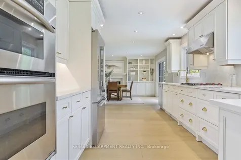 511 Chamberlain Lane Oakville ON L6J 6A2