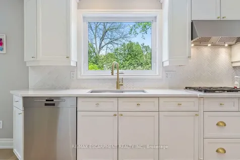 511 Chamberlain Lane Oakville ON L6J 6A2