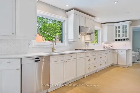 511 Chamberlain Lane Oakville ON L6J 6A2