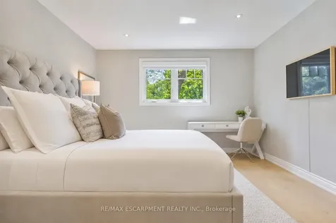 511 Chamberlain Lane Oakville ON L6J 6A2