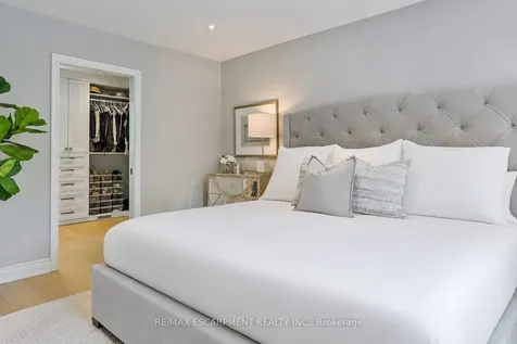 511 Chamberlain Lane Oakville ON L6J 6A2