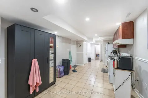 8 Twin Pines Crescent Brampton ON L7A 1M5