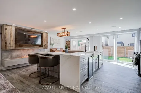 527 Wallenberg Crescent Mississauga ON L5B 3L8