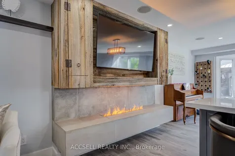 527 Wallenberg Crescent Mississauga ON L5B 3L8