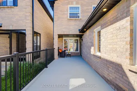 527 Wallenberg Crescent Mississauga ON L5B 3L8