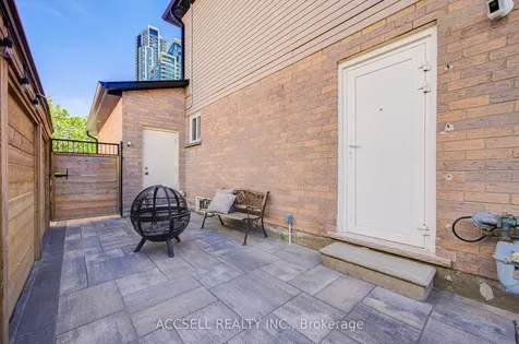 527 Wallenberg Crescent Mississauga ON L5B 3L8