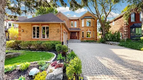 1742 Sir Monty's Drive Mississauga ON L5N 4R6