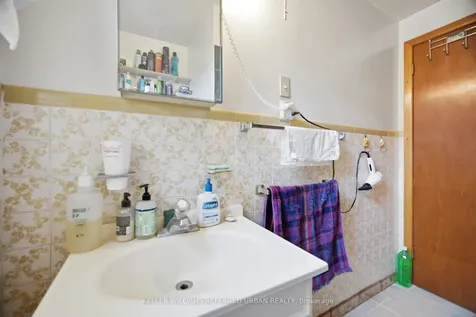 174 Lansdowne Avenue Toronto ON M6K 2V9