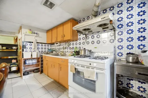 174 Lansdowne Avenue Toronto ON M6K 2V9