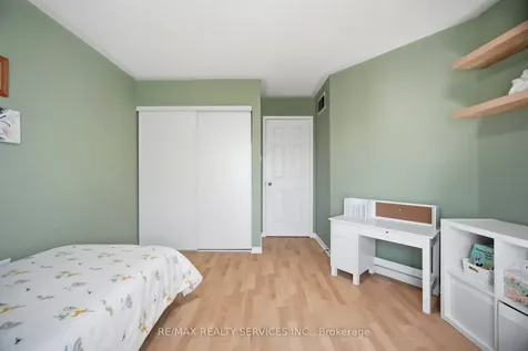 3229 Fanleaf Drive Mississauga ON L5N 7C8