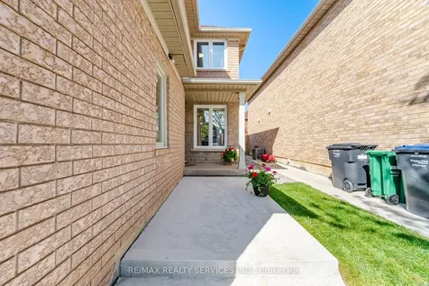 3229 Fanleaf Drive Mississauga ON L5N 7C8