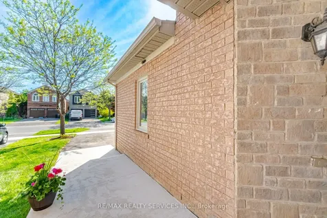 3229 Fanleaf Drive Mississauga ON L5N 7C8