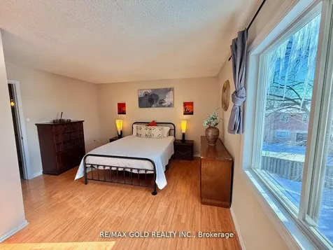 7707 Darcel Avenue Mississauga ON L4T 3W9