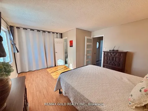 7707 Darcel Avenue Mississauga ON L4T 3W9