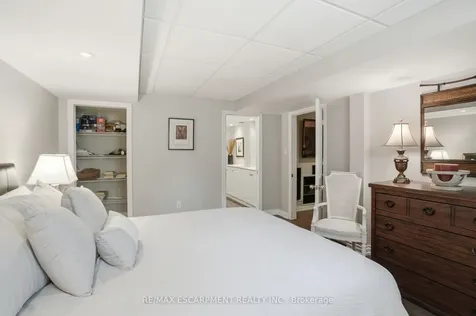 2258 Turnberry Road Burlington ON L7M 4S6
