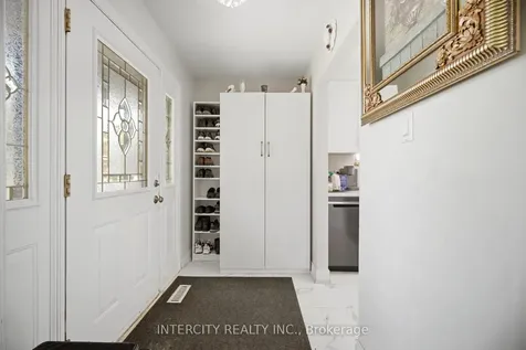 3164 Gwendale Crescent Mississauga ON L5A 3B4
