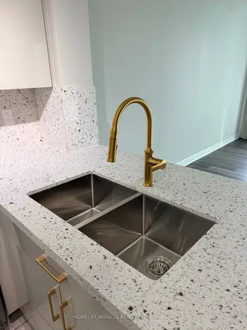 33 Elm Drive W Mississauga ON L5B 4M2