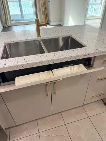 33 Elm Drive W Mississauga ON L5B 4M2