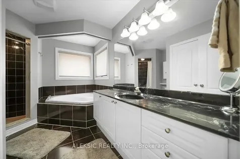 33 Hillpath Crescent Brampton ON L6Z 4T7