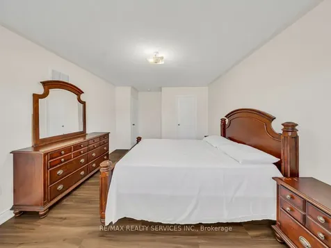 15 Lockburn Crescent Brampton ON L7A 3W7