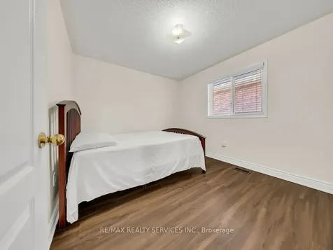 15 Lockburn Crescent Brampton ON L7A 3W7