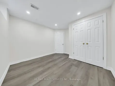 15 Lockburn Crescent Brampton ON L7A 3W7