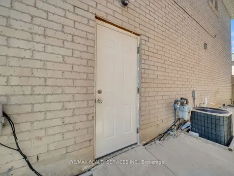15 Lockburn Crescent Brampton ON L7A 3W7