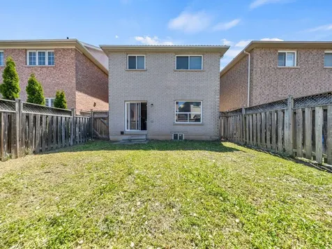 15 Lockburn Crescent Brampton ON L7A 3W7
