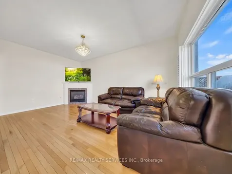 15 Lockburn Crescent Brampton ON L7A 3W7