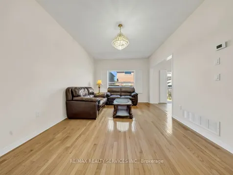 15 Lockburn Crescent Brampton ON L7A 3W7