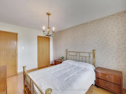 56 Blacksmith Crescent Toronto ON M3N 1V4