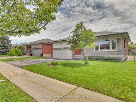56 Blacksmith Crescent Toronto ON M3N 1V4
