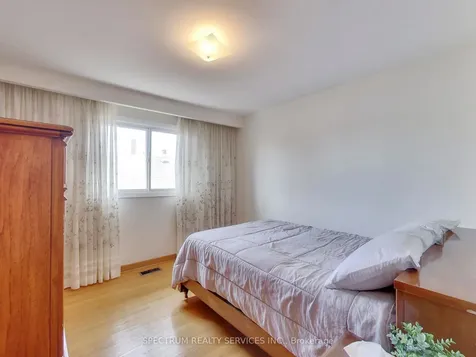 56 Blacksmith Crescent Toronto ON M3N 1V4