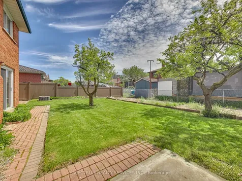 56 Blacksmith Crescent Toronto ON M3N 1V4