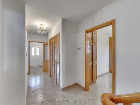 56 Blacksmith Crescent Toronto ON M3N 1V4
