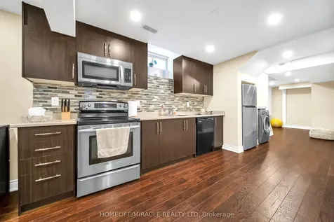 4 Templeton Court Brampton ON L6P 3B2