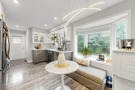 206 Mcmurchy Avenue S Brampton ON L6Y 1Z3